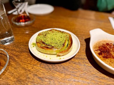 Tabakta Pistachio Kadayif. Fıstık tozlu Türk Tatlısı Kadayif. Yerel adı Burma Kadayif, kebap restoranında. 