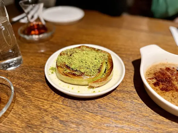 Tabakta Pistachio Kadayif. Fıstık tozlu Türk Tatlısı Kadayif. Yerel adı Burma Kadayif, kebap restoranında. 