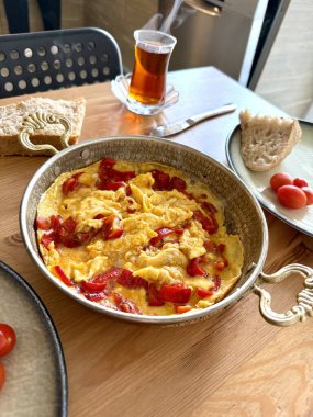 Kırmızı biberli Türk yumurtası ya da Türk çayıyla bakır dolma biber.