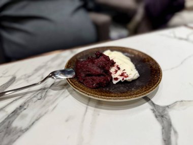 Türk Kesimi Maras Dondurması ve Vanilya restoranda servis ediliyor 