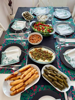 Türk Arap mutfağı geleneksel Orta Doğu yemeği. Ayrıca Ramazan iftarı. Müslümanlar tarafından Ramazan 'da günbatımından sonra yenen yemek. Arap doğu yemekleri çeşitleri. en üstteki görünüm