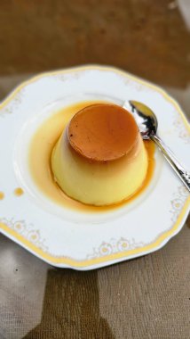 Krem karamel kreması ve karamel pudingi geleneksel Fransız tatlısı. 