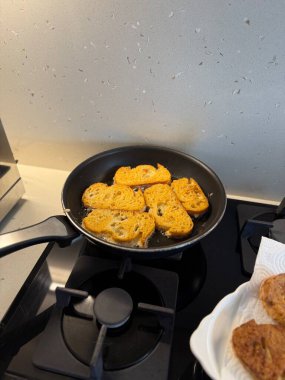 Türk Yumurtalı Ekmek. Türkçede Yumurtali Ekme deniyor. Fransız tostu. Türk ve Arap Geleneksel Kahvaltısı Pişmiş veya Kızarmış Yumurtalı Ekmek. Yemek hazır.