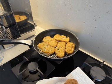 Türk Yumurtalı Ekmek. Türkçede Yumurtali Ekme deniyor. Fransız tostu. Türk ve Arap Geleneksel Kahvaltısı Pişmiş veya Kızarmış Yumurtalı Ekmek. Yemek hazır.