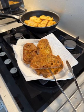 Türk Yumurtalı Ekmek. Türkçede Yumurtali Ekme deniyor. Fransız tostu. Türk ve Arap Geleneksel Kahvaltısı Pişmiş veya Kızarmış Yumurtalı Ekmek. Yemek hazır.