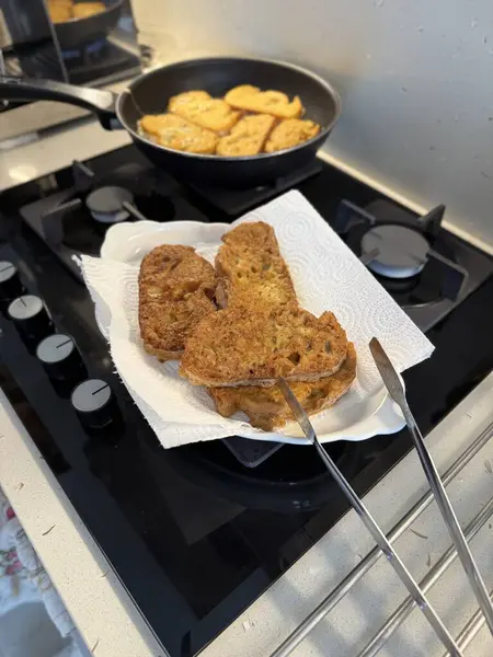 Türk Yumurtalı Ekmek. Türkçede Yumurtali Ekme deniyor. Fransız tostu. Türk ve Arap Geleneksel Kahvaltısı Pişmiş veya Kızarmış Yumurtalı Ekmek. Yemek hazır.