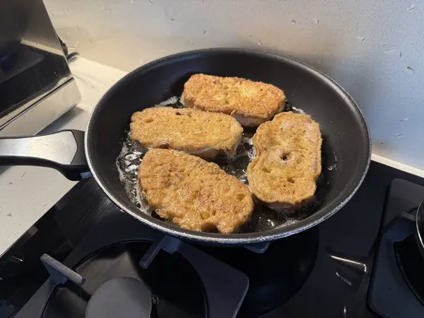 Türk Yumurtalı Ekmek. Türkçede Yumurtali Ekme deniyor. Fransız tostu. Türk ve Arap Geleneksel Kahvaltısı Pişmiş veya Kızarmış Yumurtalı Ekmek. Yemek hazır.