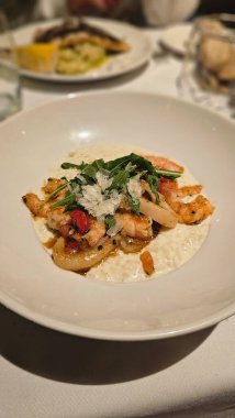 Karides, karides, domates ve kekikli risotto. İtalyan yemeği..