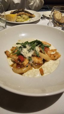 Karides, karides, domates ve kekikli risotto. İtalyan yemeği..