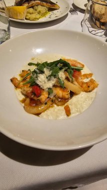 Karides, karides, domates ve kekikli risotto. İtalyan yemeği..