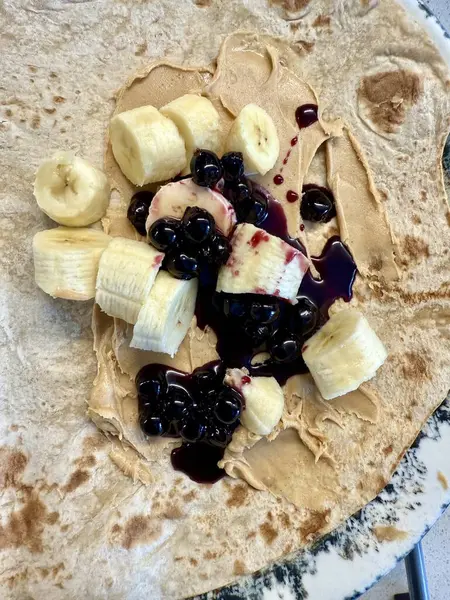 Muzlu, fıstık ezmeli ve marmelatlı Aronia Chokeberry reçelli krep.