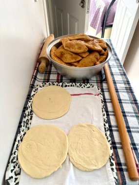 El hamuru hamuru sarma, geleneksel ev yapımı chebureki ya da borek burek yapma süreci.