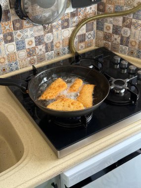 El hamuru hamuru sarma, geleneksel ev yapımı chebureki ya da borek burek yapma süreci.