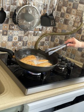 El hamuru hamuru sarma, geleneksel ev yapımı chebureki ya da borek burek yapma süreci.