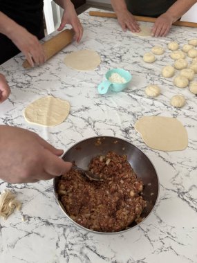 El hamuru hamuru sarma, geleneksel ev yapımı chebureki ya da borek burek yapma süreci.