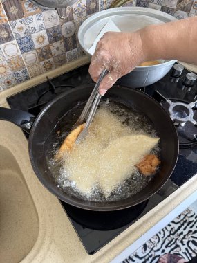 El hamuru hamuru sarma, geleneksel ev yapımı chebureki ya da borek burek yapma süreci.