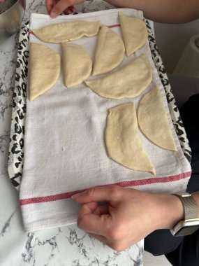 El hamuru hamuru sarma, geleneksel ev yapımı chebureki ya da borek burek yapma süreci.