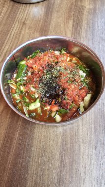 Cevizli Türk Gavurdagi kebap salatası. Bakır tabakta coban ya da choban salatasi