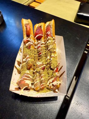 Kurabiye. Sıcak çikolata soslu Churros. Geleneksel İspanyol tatlısı. Sokak Fast food.