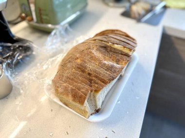 Afyon 'dan dilimlenmiş Türk ekmeği servis ve yemeğe hazır.