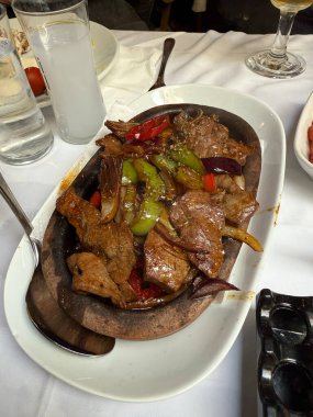 Geleneksel Türk karaciğer kebap mutfağı. Yaprak ciğeri baharatlı. Lezzetli Türk purosu. Türkçe adı yaprak ciger yemeğe hazır