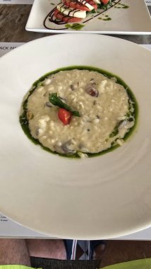 İtalyan restoranında servis edilen pesto soslu risotto carbonara.