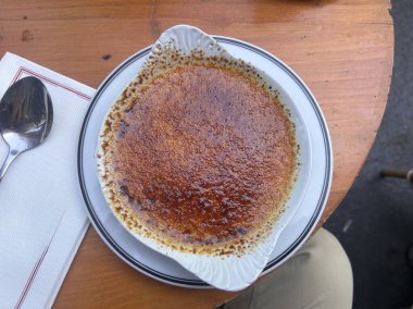 Creme brulee tatlısı geleneksel Fransız tatlısında servis edilir.