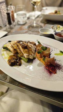 Kestane ve kremayla servis edilen marsala soslu ızgara deniz çerezi fileto.