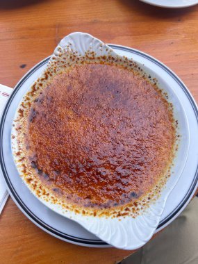 Creme brulee tatlısı geleneksel Fransız tatlısında servis edilir.