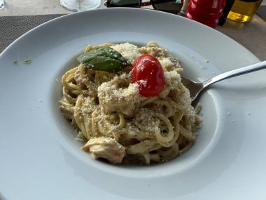 Tavuk, mantar ve parmesan peynirli kremalı Alfredo makarnası. Restoranda servis edilen sağlıklı İtalyan yemekleri.