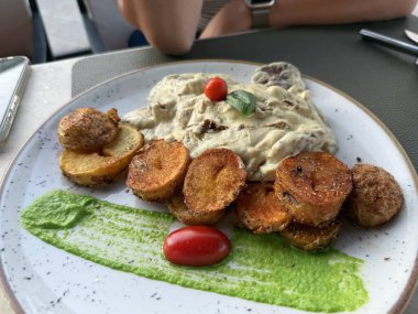 Lokantada mantarlı biftek ve kızarmış patates.