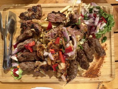 Kızarmış cevapi 'nin yakın çekimi, ızgarada parlayan kömür, BBC' de yemeye hazır geleneksel Balkan et sosisleri.