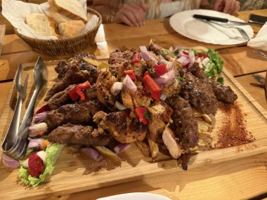 Kızarmış cevapi 'nin yakın çekimi, ızgarada parlayan kömür, BBC' de yemeye hazır geleneksel Balkan et sosisleri.