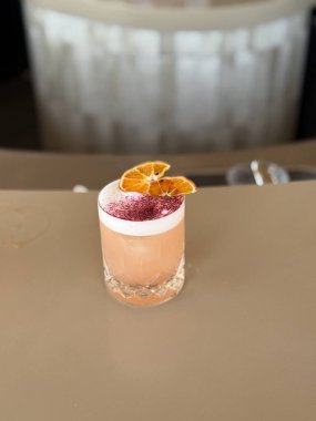 Kırmızı kokteyli buzlu ve bardakta naneli süslemeli, beyaz bir yüzeye yerleştirilmiş, muhtemelen bir otel barında amfibik mojito.