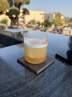 Bar barında viski kokteyli. Otelde içmeye hazır.