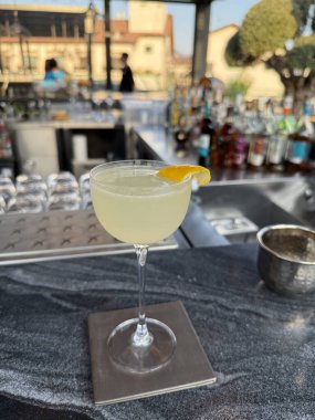 Barda süslenmiş cam bardakta klasik daiquiri kokteyli.