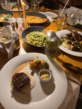 Akşamları tabağında İtalyan yemekleri olan romantik lüks bir akşam yemeği.