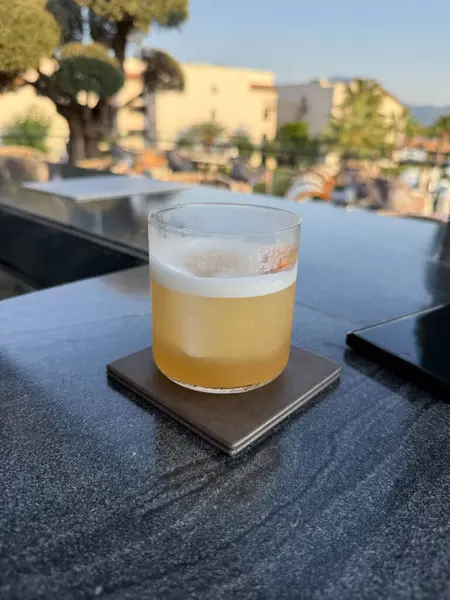 Bar barında viski kokteyli. Otelde içmeye hazır.