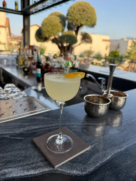 Barda süslenmiş cam bardakta klasik daiquiri kokteyli.