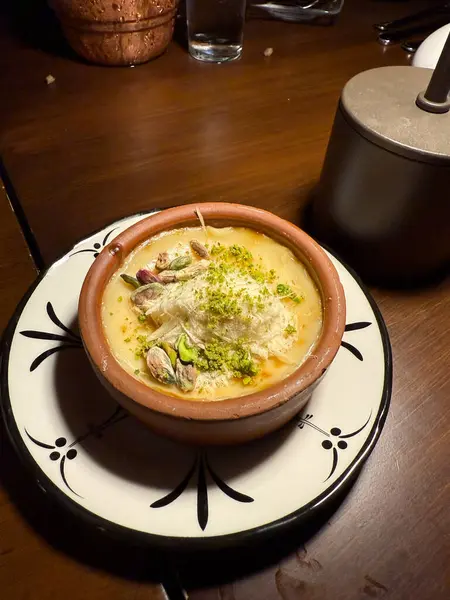 Güveçte pismaniyeli sütlaç.