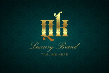 QK LUXURY Mektubu. Koyu yeşil desenli arka planda altın yazı ve dekorasyonlu lüks marka logosu, sofistike ve ayrıcalığı simgeliyor, premium ürünleri, markaları ve üst düzey işletmeleri temsil etmek için mükemmel..