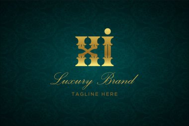 XI LUXURY Mektubu. Koyu yeşil desenli arka planda altın yazı ve dekorasyonlu lüks marka logosu, sofistike ve ayrıcalığı simgeliyor, premium ürünleri, markaları ve üst düzey işletmeleri temsil etmek için mükemmel..