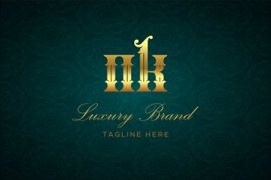 NK Lüksü Mektubu. Koyu yeşil desenli arka planda altın yazı ve dekorasyonlu lüks marka logosu, sofistike ve ayrıcalığı simgeliyor, premium ürünleri, markaları ve üst düzey işletmeleri temsil etmek için mükemmel..