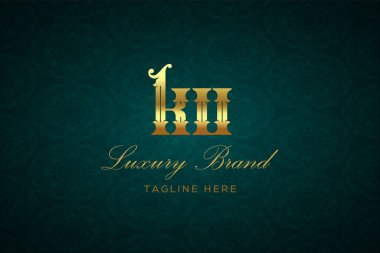 Ku Luxury Mektubu. Koyu yeşil desenli arka planda altın yazı ve dekorasyonlu lüks marka logosu, sofistike ve ayrıcalığı simgeliyor, premium ürünleri, markaları ve üst düzey işletmeleri temsil etmek için mükemmel..