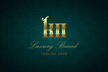 KN LUXURY Mektubu. Koyu yeşil desenli arka planda altın yazı ve dekorasyonlu lüks marka logosu, sofistike ve ayrıcalığı simgeliyor, premium ürünleri, markaları ve üst düzey işletmeleri temsil etmek için mükemmel..