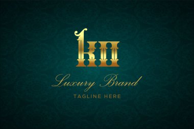 KO LUXURY Mektubu. Koyu yeşil desenli arka planda altın yazı ve dekorasyonlu lüks marka logosu, sofistike ve ayrıcalığı simgeliyor, premium ürünleri, markaları ve üst düzey işletmeleri temsil etmek için mükemmel..