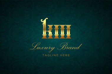 KM Lüksü Mektubu. Koyu yeşil desenli arka planda altın yazı ve dekorasyonlu lüks marka logosu, sofistike ve ayrıcalığı simgeliyor, premium ürünleri, markaları ve üst düzey işletmeleri temsil etmek için mükemmel..