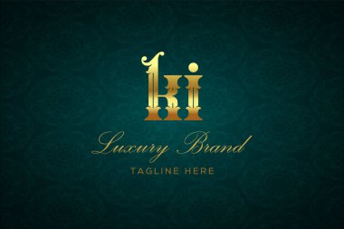 KI LUXURY Mektubu. Koyu yeşil desenli arka planda altın yazı ve dekorasyonlu lüks marka logosu, sofistike ve ayrıcalığı simgeliyor, premium ürünleri, markaları ve üst düzey işletmeleri temsil etmek için mükemmel..