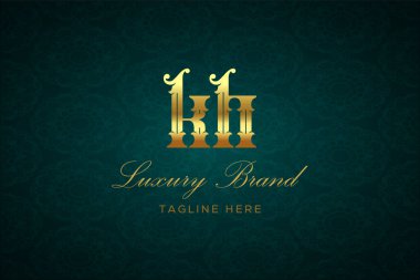 KH LUXURY Mektubu. Koyu yeşil desenli arka planda altın yazı ve dekorasyonlu lüks marka logosu, sofistike ve ayrıcalığı simgeliyor, premium ürünleri, markaları ve üst düzey işletmeleri temsil etmek için mükemmel..