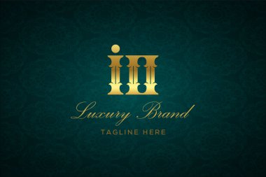 IO LUXURY Mektubu. Koyu yeşil desenli arka planda altın yazı ve dekorasyonlu lüks marka logosu, sofistike ve ayrıcalığı simgeliyor, premium ürünleri, markaları ve üst düzey işletmeleri temsil etmek için mükemmel..
